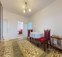 Byt, ktorý dáva zmysel pre rodinu – o 100 000 € lacnejší než dom. - Jedáleň v 4-izbovom byte s kobercami a zdobeným nábytkom.