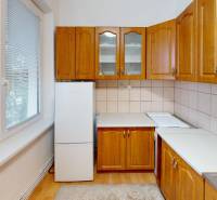 Byt, ktorý dáva zmysel pre rodinu – o 100 000 € lacnejší než dom. - Kuchyňa so svetlými skrinkami a podlahou s dreveným dekorom v 4-izbovom byte.