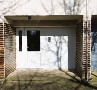 Byt, ktorý dáva zmysel pre rodinu – o 100 000 € lacnejší než dom. - Vchod do 4-izbového bytu na Hviezdoslavovej ulici v Michalovciach s tehlovou fasádou.