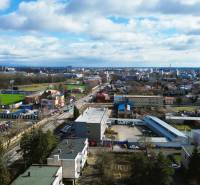 Byt, ktorý dáva zmysel pre rodinu – o 100 000 € lacnejší než dom. - Letecký pohľad na Hviezdoslavovu ulicu v Michalovciach s výhľadom na štadión.