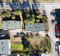 Byt, ktorý dáva zmysel pre rodinu – o 100 000 € lacnejší než dom. - Letecký pohľad na Hviezdoslavovu ulicu v Michalovciach s parkoviskom a budovami.