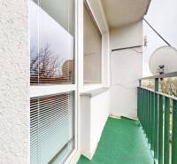 Byt, ktorý dáva zmysel pre rodinu – o 100 000 € lacnejší než dom. - Balkón 4-izbového bytu s výhľadom na Hviezdoslavovu ulicu v Michalovciach.