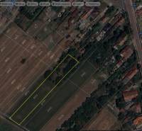 Predám pozemok v Mostovej - 2244m2  - Letecký pohľad na ulice Orechová a Podzáhradná, vidieť pozemky a bývanie v okolí.