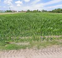 Predám pozemok v Mostovej - 2244m2  - Pozemky na bývanie blízko zelenej lúky na ulici Orechová, viditeľná príroda a domy.