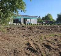 Predáme stavebný pozemok v obci Kajal - 3004m2 - vhodné na 5RD - Stavenisko na ulici Jazerná ponúka pozemky na bývanie obklopené zeleňou.