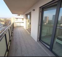 3 izbový byt , Košice - Staré mesto Albelli - Balkón 3-izbového bytu s výhľadom na Alvinczyho ulicu v Košiciach, mestská časť Staré Mesto.