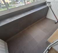 Na prenájom klimatizovaný 2 izbový byt v Moste pri Bratislave - Zasklený balkón s dlažbou v 2-izbovom byte, Most pri Bratislave, M.R. Štefánika.