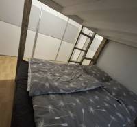 Na prenájom klimatizovaný 2 izbový byt v Moste pri Bratislave - Spálňa v 2-izbovom byte s podlahou s dreveným dekorom a poschodovou posteľou.