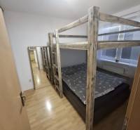 Na prenájom klimatizovaný 2 izbový byt v Moste pri Bratislave - Drevená poschodová posteľ v 2-izbovom byte s podlahou s dreveným dekorom.