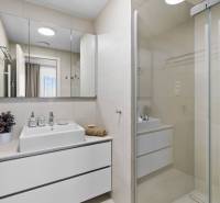 NUERA︱SKY PARK nadštandardný zariadený 2-izbový byt na 15. poschodí - Kúpeľňa s bielym umývadlom, zrkadlom a sprchovým kútom v 2-izbovom byte.