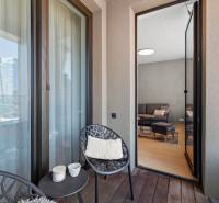 NUERA︱SKY PARK nadštandardný zariadený 2-izbový byt na 15. poschodí - Balkón s pohodlnými stoličkami a vstup do 2-izbového bytu, podlaha s dreveným dekorom.