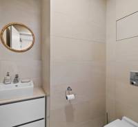 NUERA︱SKY PARK nadštandardný zariadený 2-izbový byt na 15. poschodí - Kúpeľňa so svetlými dlaždicami, umývadlom, zrkadlom a toaletou v 2-izbovom byte.