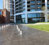 NUERA︱SKY PARK nadštandardný zariadený 2-izbový byt na 15. poschodí - Fontána a moderné budovy s tehlovou architektúrou v Bratislave - Staré Mesto, na Továrenskej.