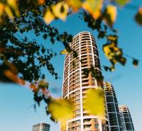 NUERA︱SKY PARK nadštandardný zariadený 2-izbový byt na 15. poschodí - Výšková budova obklopená listami na Továrenskej ulici v Starom Meste, Bratislava.