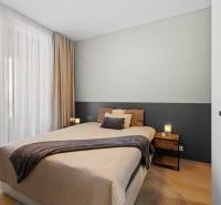 NUERA︱SKY PARK nadštandardný zariadený 2-izbový byt na 15. poschodí - Spálňa s posteľou, drevenými nočnými stolíkmi a podlahou s dreveným dekorom v 2-izbovom byte.