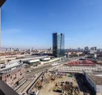NUERA︱SKY PARK nadštandardný zariadený 2-izbový byt na 15. poschodí - Panoráma Bratislavy so stavbami a výhľadom na vysokú budovu na Továrenskej ulici.