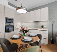 NUERA︱SKY PARK nadštandardný zariadený 2-izbový byt na 15. poschodí - Kuchyňa v 2-izbovom byte s jedálenským stolom, modernými spotrebičmi a kvetmi.