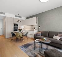 NUERA︱SKY PARK nadštandardný zariadený 2-izbový byt na 15. poschodí - Obývacia izba v 2-izbovom byte s podlahou s dreveným dekorom, sedačkou a jedálenským stolom.