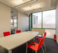 Reprezentatívne administratívne priestory na prenájom  - Kancelárie so sklenenou stenou, bielym stolom a červenými stoličkami.
