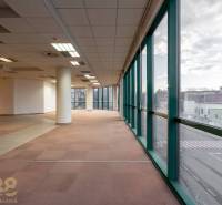 Reprezentatívne administratívne priestory na prenájom  - Priestranné kancelárie s veľkými oknami a rozložitými stĺpmi, výhľad na ulicu.