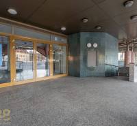 Reprezentatívne administratívne priestory na prenájom  - Vstup do kancelárií v Poprade s presklenými dverami a schodiskom.