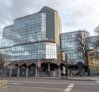 Reprezentatívne administratívne priestory na prenájom  - Presklená budova kancelárií v meste Poprad s minimalistickým dizajnom a mestským okolím.
