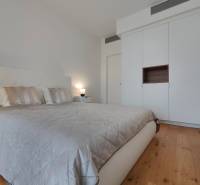 NUERA︱SKY PARK Moderný 2-izbový byt na 6. poschodí, veža 3 - Spálňa s dvojlôžkom, šatníkovou skriňou a podlahou s dreveným dekorom v 2-izbovom byte.