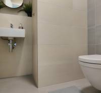 NUERA︱SKY PARK Moderný 2-izbový byt na 6. poschodí, veža 3 - Kúpeľňa 2-izbového bytu so zavesenou toaletou, umývadlom a bielymi kachličkami.