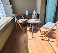 NUERA︱SKY PARK Moderný 2-izbový byt na 6. poschodí, veža 3 - Balkón s podlahou s dreveným dekorom, posedenie a okrasný stôl v 2-izbovom byte.