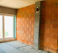 CHATA UZAVRETÁ HRUBÁ STAVBA, KOŠICKÁ NOVÁ VES - GEDER - Nedokončený interiér budovy so surovými tehlami a veľkými oknami prináša potenciál útulnej chaty.