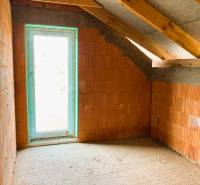 CHATA UZAVRETÁ HRUBÁ STAVBA, KOŠICKÁ NOVÁ VES - GEDER - Interiér podkrovia, tehly, svetlo, stavba, drevené trámy, renovácia, chata, okno.