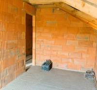 CHATA UZAVRETÁ HRUBÁ STAVBA, KOŠICKÁ NOVÁ VES - GEDER - Murovaná miestnosť, strešná konštrukcia, surová stavba a príprava na dokončenie pre interiér.