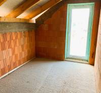 CHATA UZAVRETÁ HRUBÁ STAVBA, KOŠICKÁ NOVÁ VES - GEDER - Podkrovná izba s tehlovými stenami, drevenými trámami a svetlom presvetlená chata.