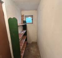 Predaj staršieho RD vo Dvoroch nad Žitavou - Kompaktná chodba s policami a malým oknom v rodinnom dome.