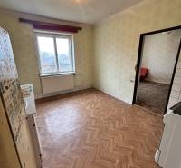 Predaj staršieho RD vo Dvoroch nad Žitavou - Kuchyňa s podlahou s dreveným dekorom v rodinnom dome.