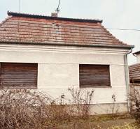 Predaj staršieho RD vo Dvoroch nad Žitavou - Rodinný dom na Bešeňovskej ulici v Dvoroch nad Žitavou s drevenou strechou.