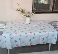 Na Predaj Rodinný dom pozemok 1587 m² v Horných Salibách  - Terasa rodinného domu v Horných Salibách s dvomi kovovými stoličkami a stolom s obrusom.