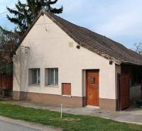 Na Predaj Rodinný dom pozemok 1587 m² v Horných Salibách  - Rodinný dom v Horných Salibách s bielou fasádou a šikmou strechou.