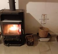 Na Predaj Rodinný dom pozemok 1587 m² v Horných Salibách  - Rodinný dom s krbom, pletenými košíkmi a ohniskom na udržiavanie tepla a atmosféry.