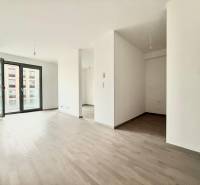 NUERA︱METROPOLIS - 1,5 izbový BYT (nie apartmán) v Starom Meste - Svetlá obývacia miestnosť v 2-izbovom byte s podlahou s dreveným dekorom.