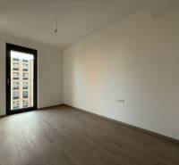 NUERA︱METROPOLIS - 1,5 izbový BYT (nie apartmán) v Starom Meste - Prázdna izba s podlahou s dreveným dekorom v 2-izbovom byte, veľké okno s výhľadom.