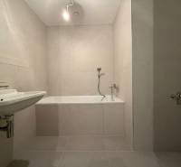 NUERA︱METROPOLIS - 1,5 izbový BYT (nie apartmán) v Starom Meste - Kúpeľňa v 2-izbovom byte s vaňou, umývadlom a neutrálnymi obkladmi.