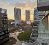 NUERA︱METROPOLIS - 1,5 izbový BYT (nie apartmán) v Starom Meste - Výhľad z balkóna dvojizbového bytu na skyline Bratislavy, Bottova ulica pri západe slnka.