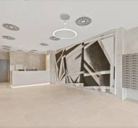 NUERA︱METROPOLIS - 1,5 izbový BYT (nie apartmán) v Starom Meste - Vstupná hala s geometrickým umením a poštovými schránkami v 2-izbovom byte.