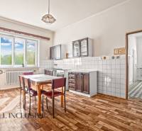 REZERVOVANÉ 3-IZBOVÝ RD NA PRIESTRANNOM POZEMKU, VRAKÚ - Kuchyňa v rodinnom dome s podlahou s dreveným dekorom, jedálenským stolom a stoličkami.