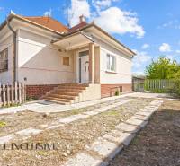 REZERVOVANÉ 3-IZBOVÝ RD NA PRIESTRANNOM POZEMKU, VRAKÚ - Rodinný dom vo Vrakúni s terasou, predsieňou a upravenou záhradkou.