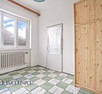 REZERVOVANÉ 3-IZBOVÝ RD NA PRIESTRANNOM POZEMKU, VRAKÚ - Izba v rodinnom dome s veľkým oknom, radiátorom a dlažbou.