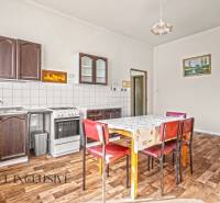 REZERVOVANÉ 3-IZBOVÝ RD NA PRIESTRANNOM POZEMKU, VRAKÚ - Kuchyňa v rodinnom dome s podlahou s dreveným dekorom a jedálenským stolom.