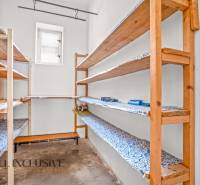 REZERVOVANÉ 3-IZBOVÝ RD NA PRIESTRANNOM POZEMKU, VRAKÚ - Skladací priestor v rodinnom dome s drevenými policami a malým oknom.