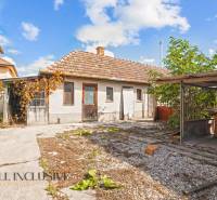 REZERVOVANÉ 3-IZBOVÝ RD NA PRIESTRANNOM POZEMKU, VRAKÚ - Vrakúň, Rodinný dom s dvorom, kôlňou a uskladňovacím priestorom v pozadí.